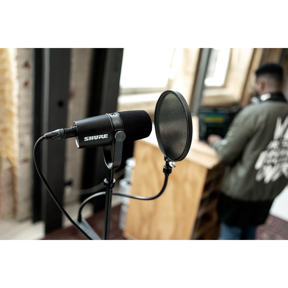 MV7X Microphone podcast / radio Shure